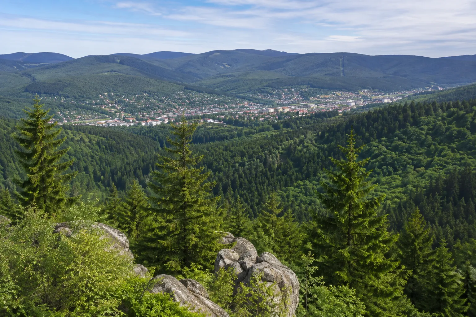Suhl: Suhl: Stadt im bewaldeten Talkessel unter hohen Thüringer-Wald-Rücken