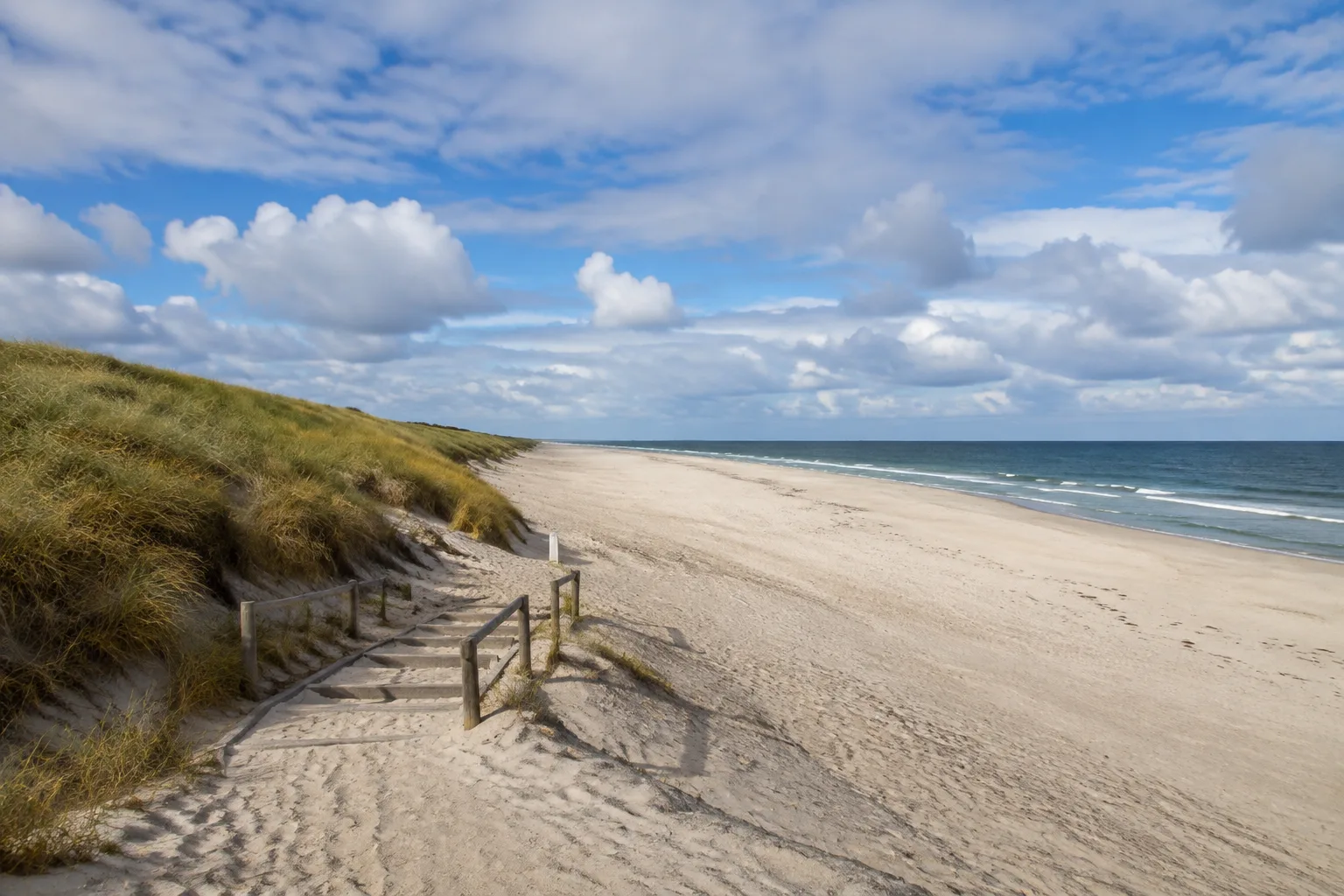 Hörnum: offener Sandstrand und niedrige Dünen an der Südspitze