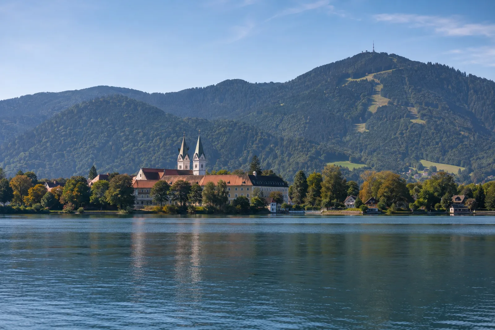 Tegernsee: Tegernsee: blauer See mit Klosterkirche und bewaldeten Vorbergen