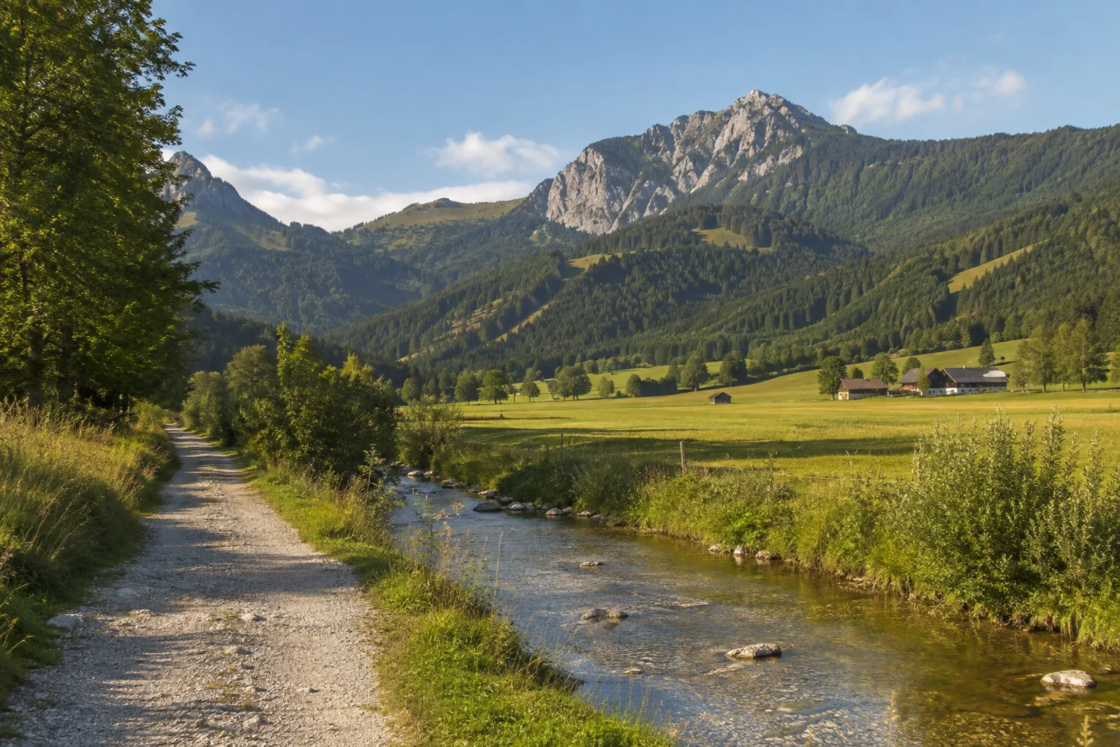 Jachenau: weite Bauernwiesen im stillen Jachental