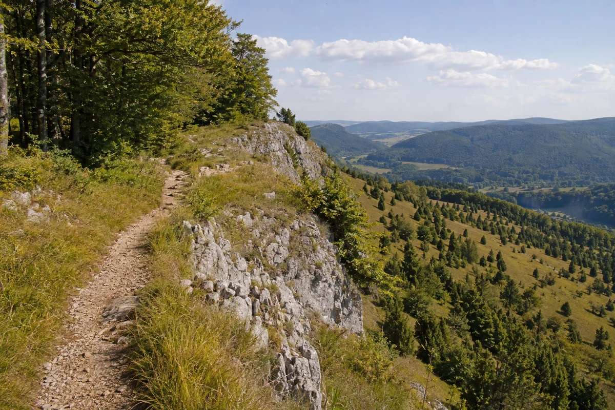 Traufgänge Albstadt: Albstadt-Ebingen: Traufgänge Albstadt: schmaler Pfad an der Westalb-Kante über dem Eyachtal