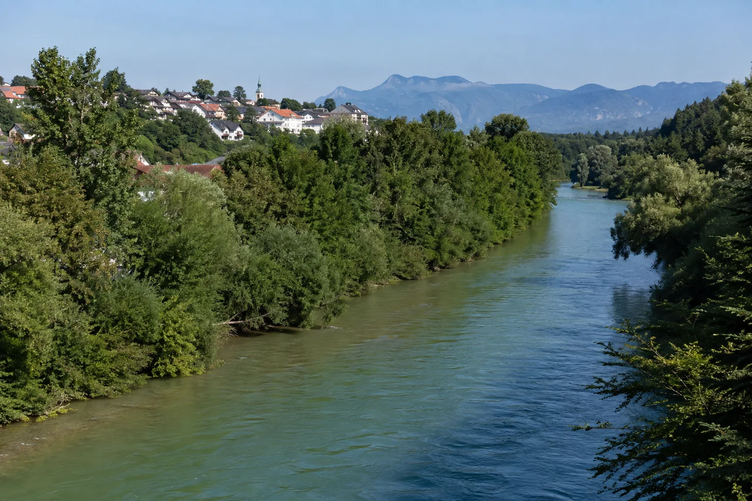 Traunstein: Traunstein: grünliche Traun mit bewaldeten Uferterrassen am oberbayerischen Stadtrand