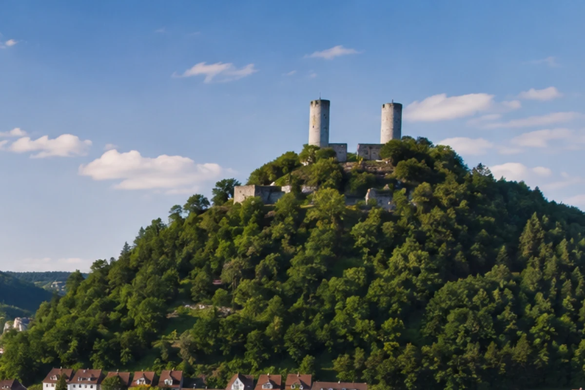 Nendingen: Flusstal zwischen Wiesen und bewaldeten Jurahängen