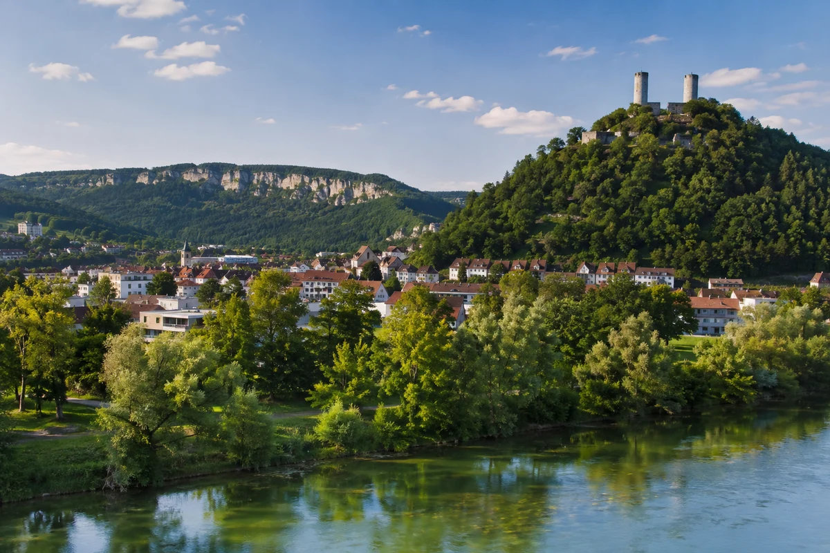 Tuttlingen: Tuttlingen: Donauufer und bewaldeter Honberg mit Burgruine über der Stadt