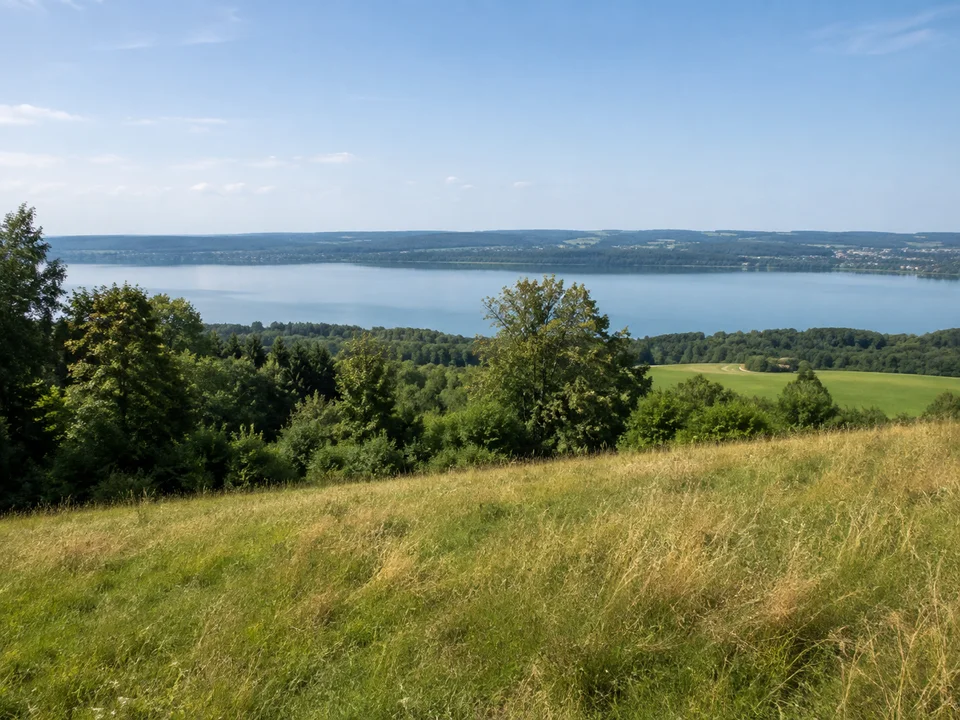 Holzhausen bei Utting: sanfte Wiesenhöhe über dem westlichen Ammersee, Hecken und Laubwaldsäume
