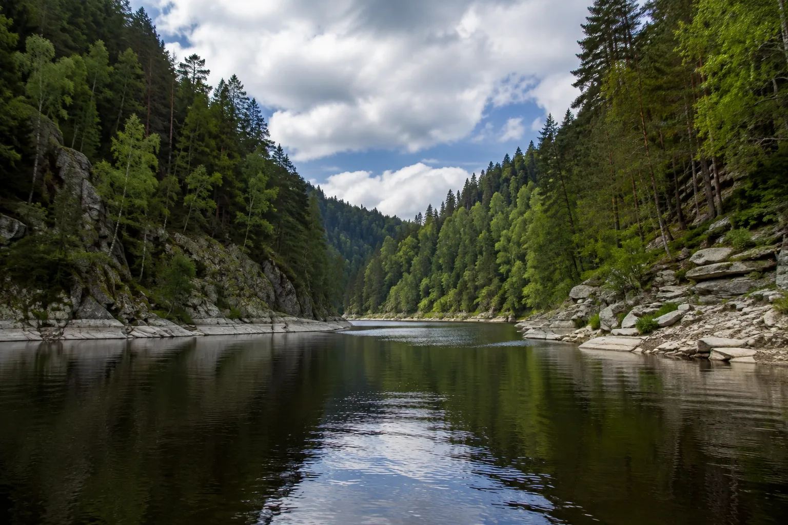 Höllensteinsee: stiller Stausee unter steilen bewaldeten Felsflanken