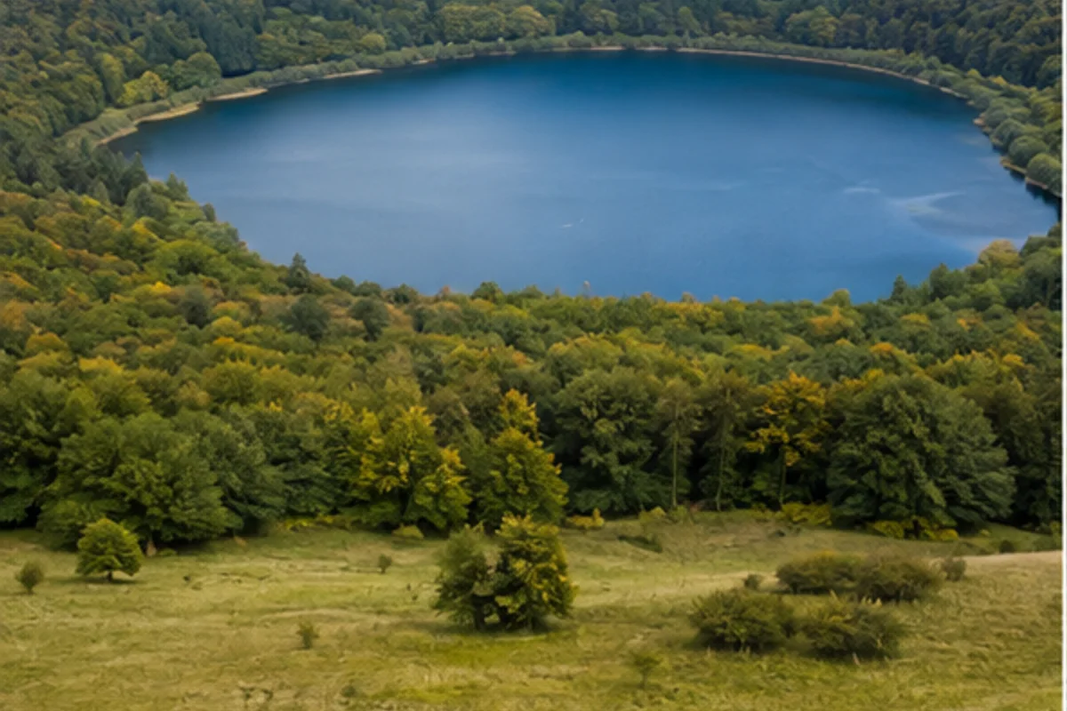 Maarlandschaft: Kratersee und offenes Grasland