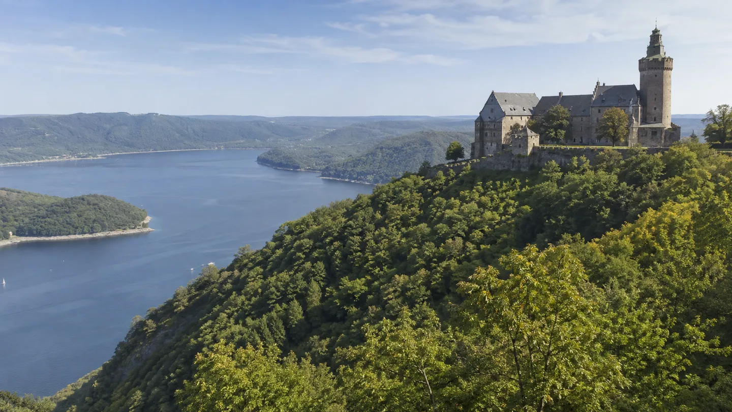 Waldeck: Waldeck am Edersee: Schloss auf bewaldetem Bergsporn über einer weiten Seebucht
