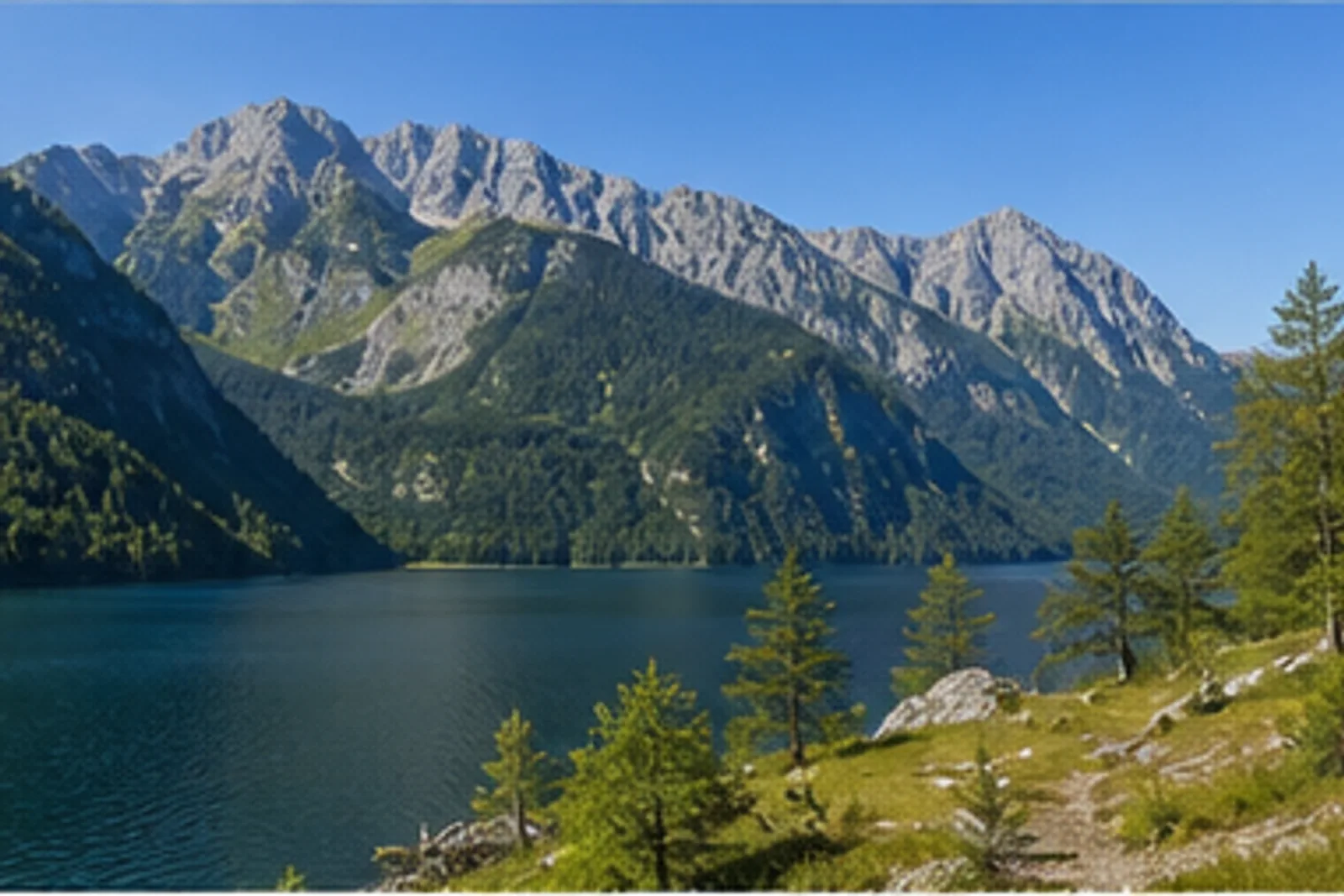 Königsseeblick: Watzmann-Ostwand über dem tiefen Alpensee