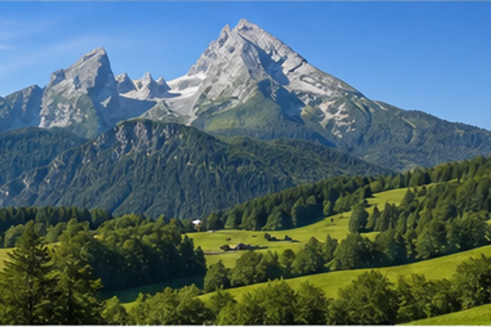 Watzmann: Watzmann-Zugänge: Watzmannmassiv: markante Doppelspitze über grünen Talwiesen