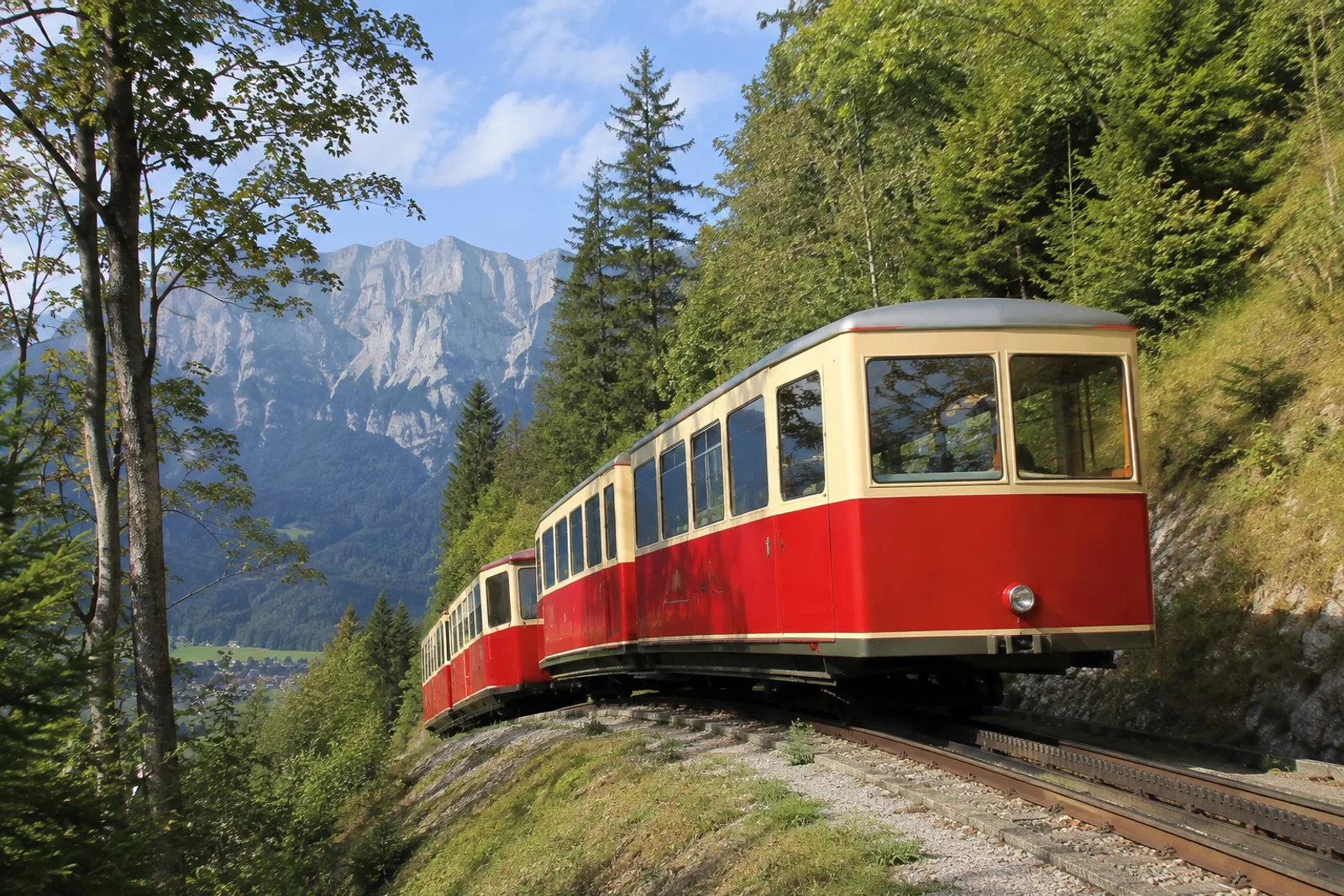 Brannenburg: Zahnradbahn am bewaldeten Nordhang