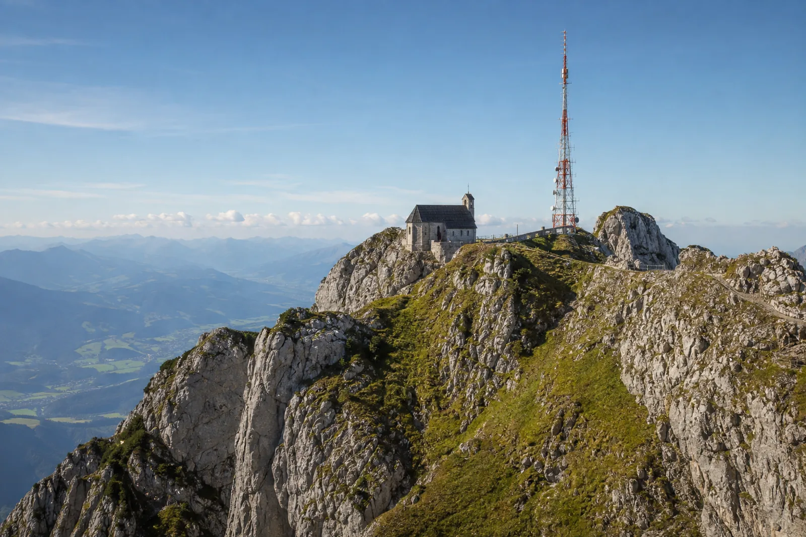 Wendelstein: Wendelstein: markanter felsiger Gipfel mit kleiner Kirche und Sendemast über grünen Voralpen