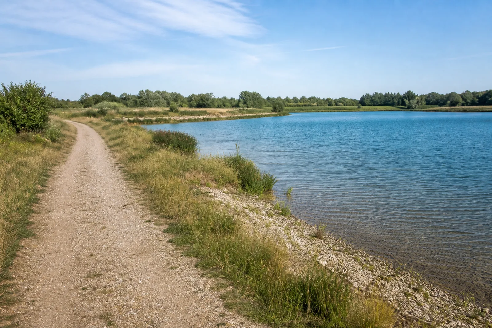 Uferweg am Auesee in der Weseler Rheinaue
