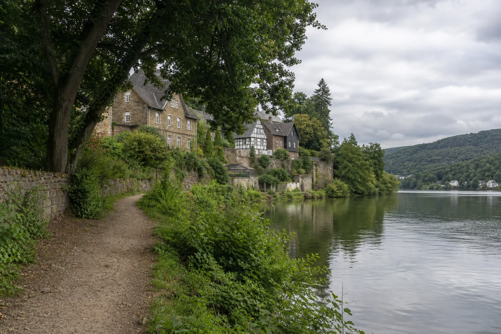 Grüner Uferweg an der Freiheit Wetter