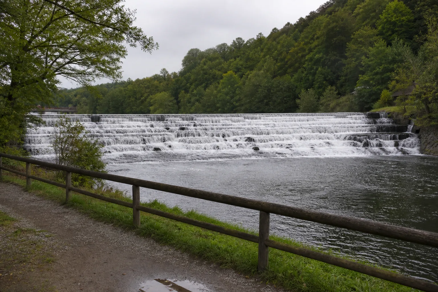 Breiter niedriger Siegwasserfall in Windeck-Schladern
