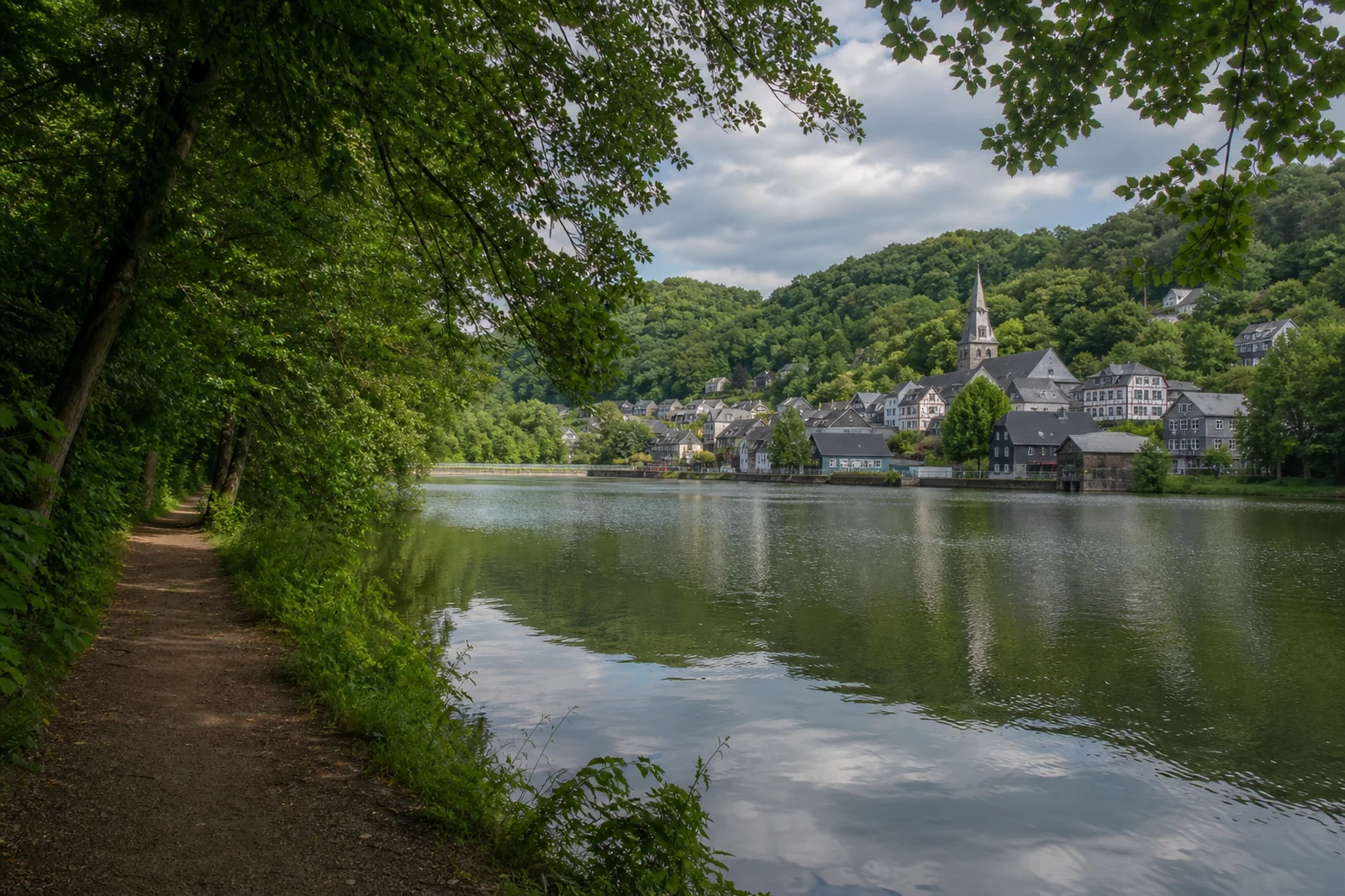 Uferweg am Beyenburger Stausee in Wuppertal-Beyenburg