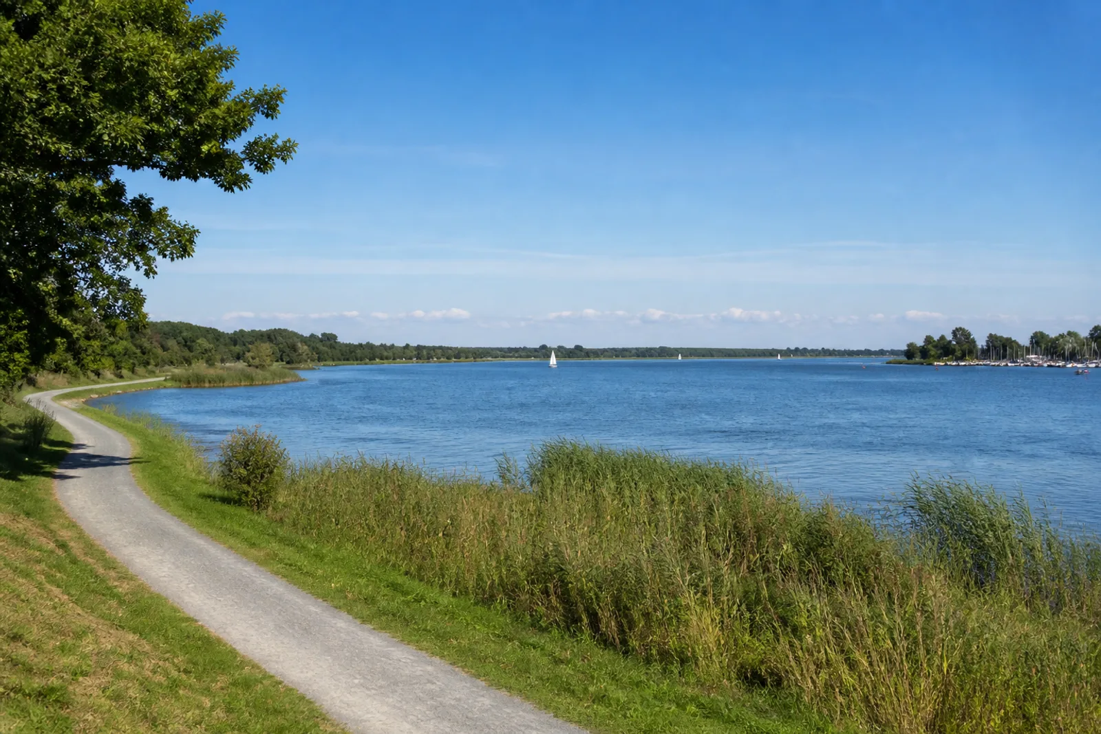 Uferweg zwischen Xantener Nordsee und Südsee bei Wardt
