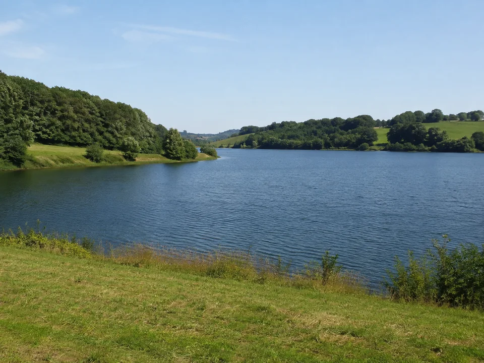 Bucht bei Zadelsdorf: Ruhige Stauseebucht zwischen grünen Wiesen und niedrigen Waldhängen, keine Steilberge