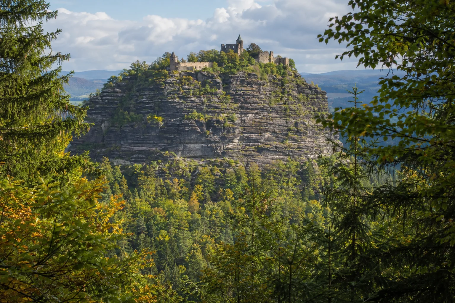 Berg Oybin: bienenkorbförmiger Sandsteinberg mit Burg- und Klosterruine