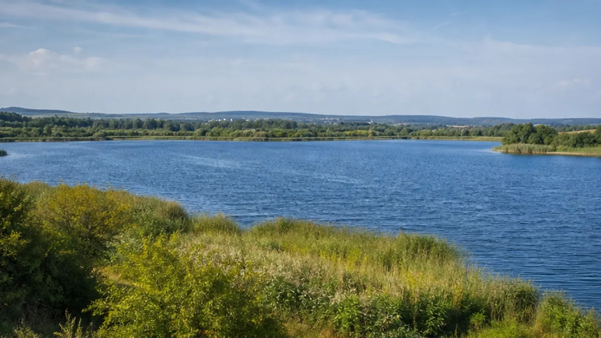 Zülpich: Wassersportsee Zülpich vor der Eifel