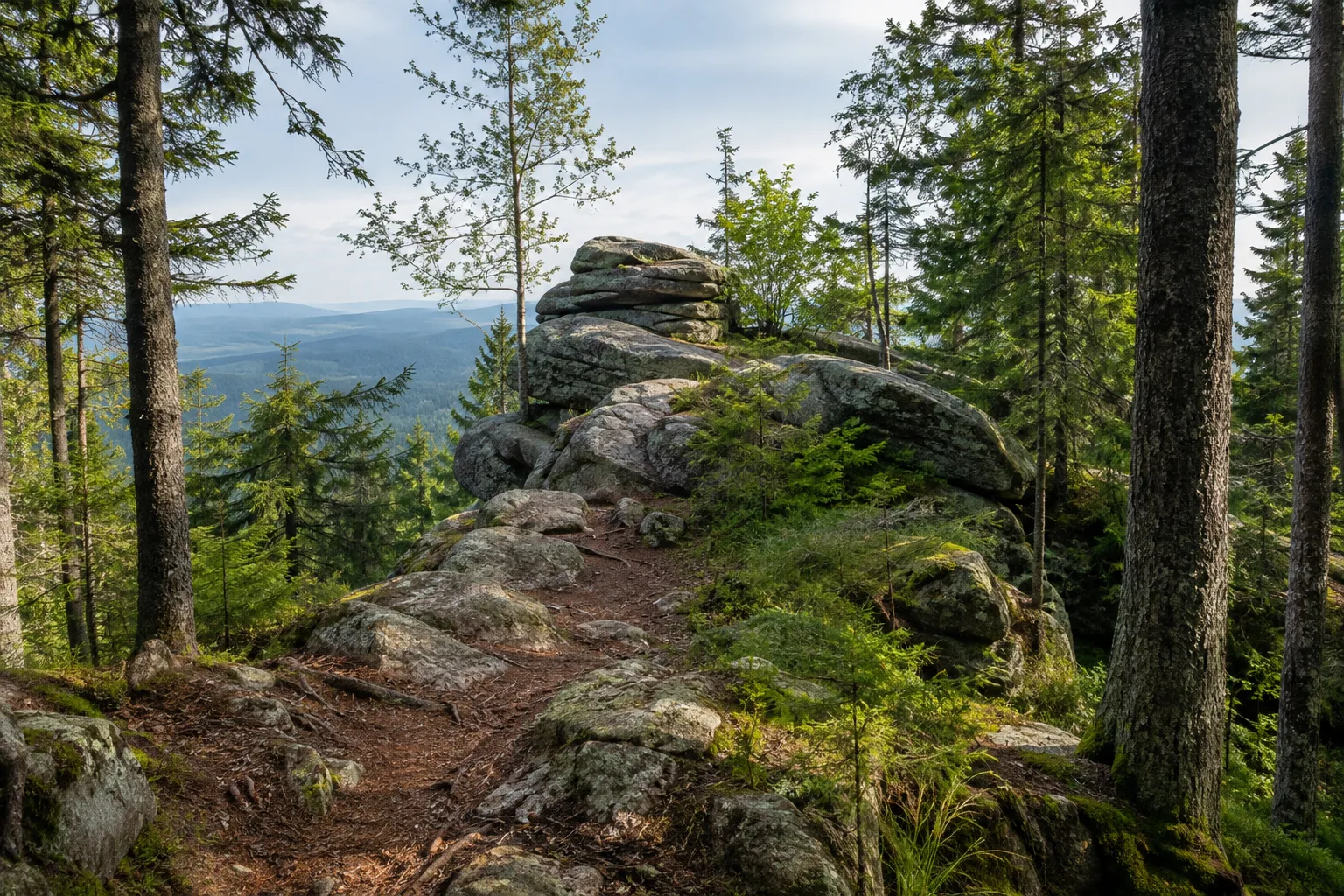 Hennenkobel: felsiger Waldgipfel über Rabenstein mit Glaskulisse im Tal