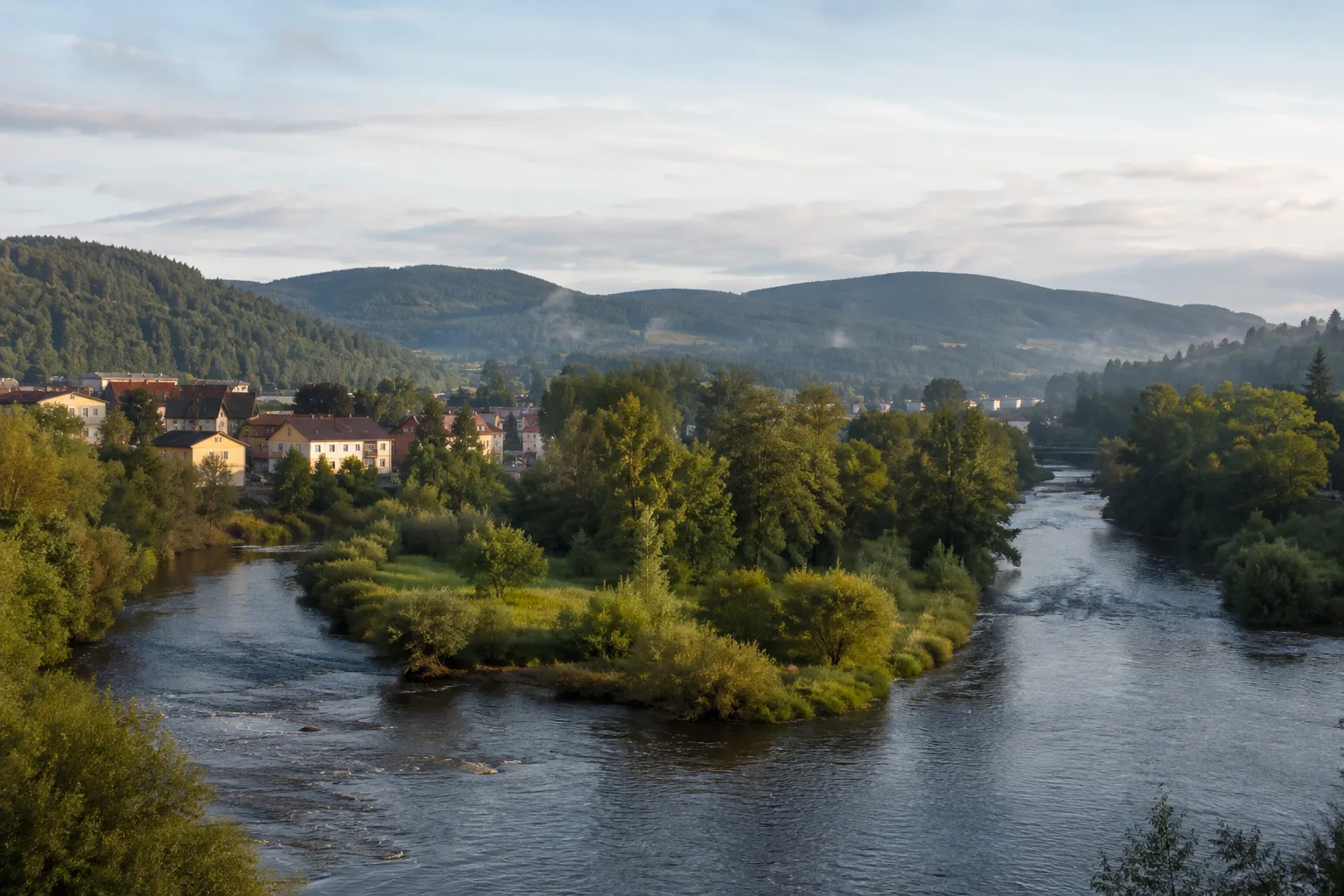 Zwiesel: Zwieseler Winkel: Stadt am Zusammenfluss zweier dunkler Waldflüsse vor bewaldeten Höhen